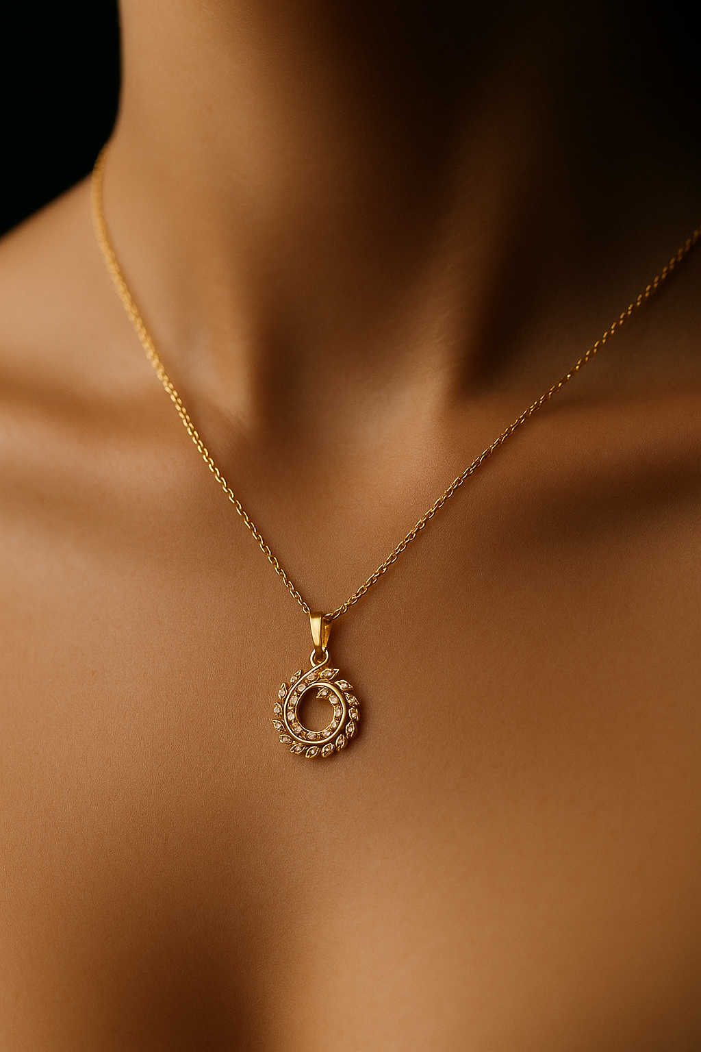 Collier Cirélia porté – acier inoxydable doré – Jewelya AG