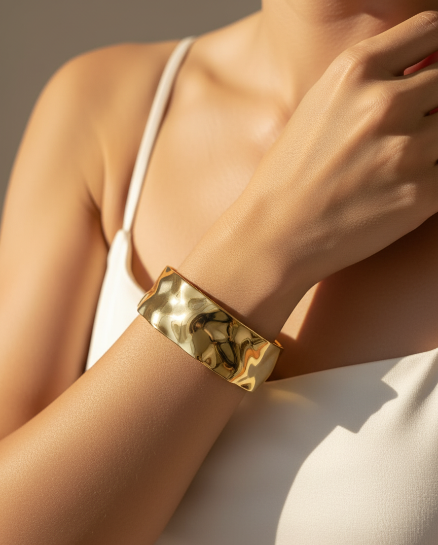 Bracelet Onda porté – acier inoxydable doré – Jewelya AG