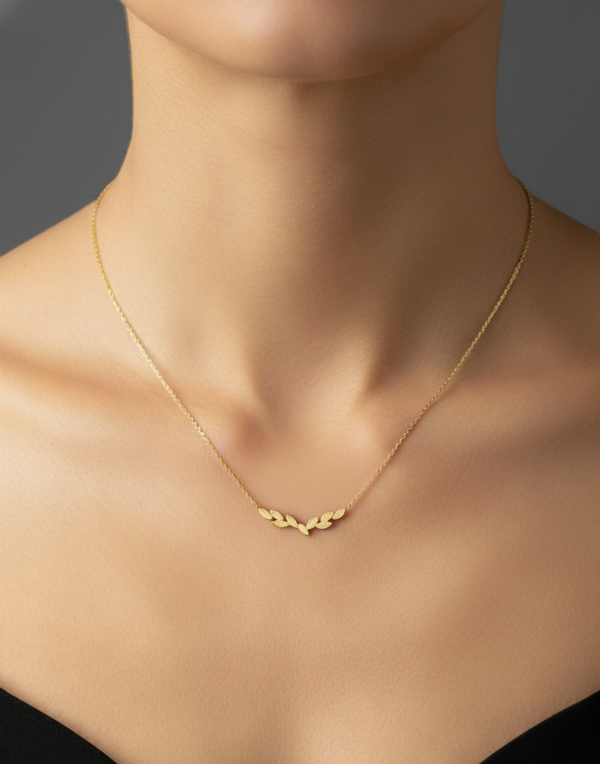 Collier Sylorée porté – acier inoxydable doré – Jewelya AG